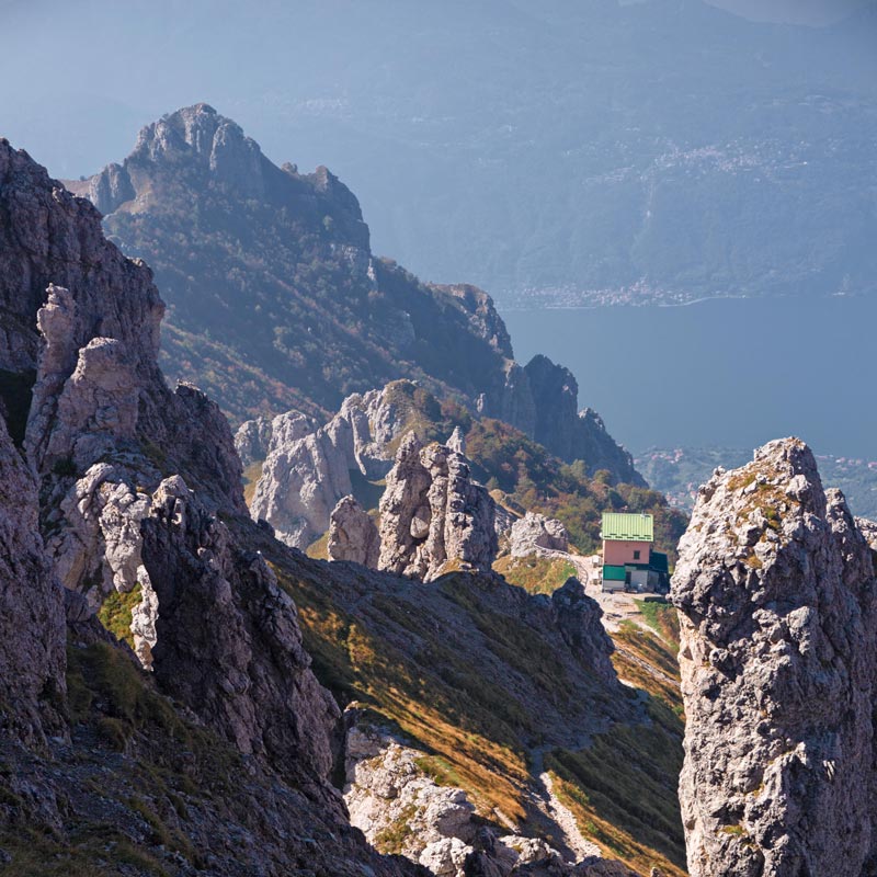 Panorama roccioso delle montagne lombarde