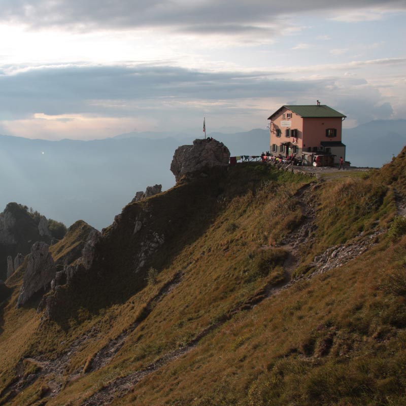 Rifugio di montagna sulle alture della Lombardia